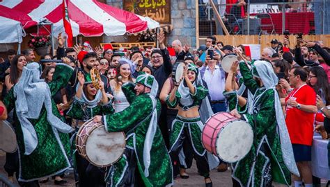 mujeres libanesas rasgos|Tradiciones De Líbano. Creencias, Fiestas,。